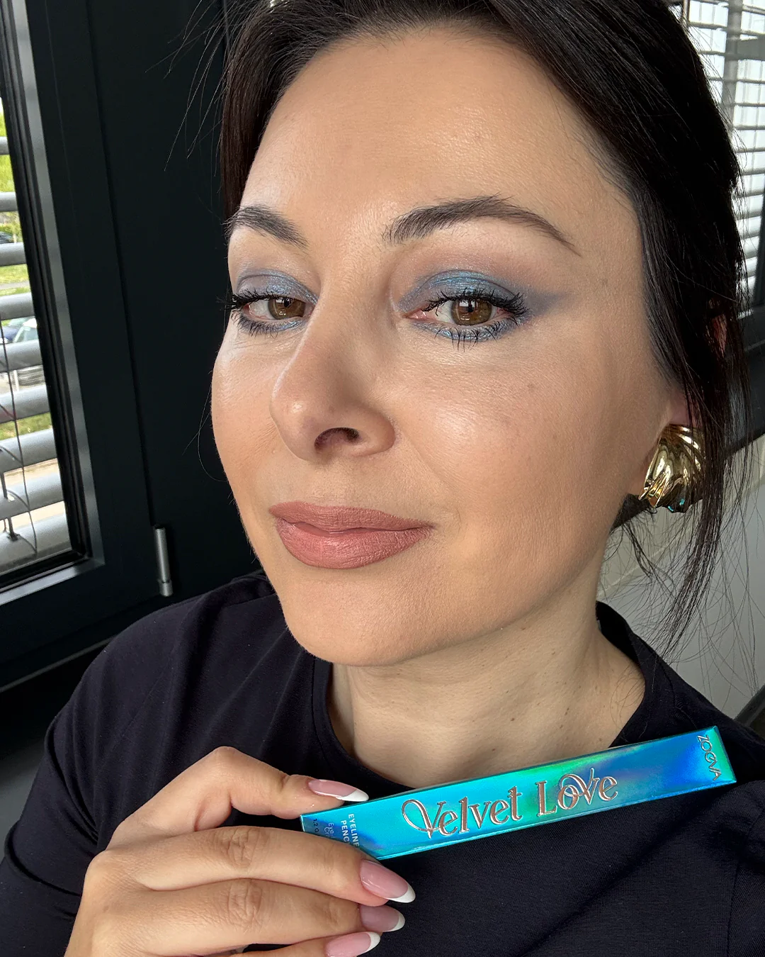 Velvet Love Eyeliner Pencil (Metallic Azure Blue) - Image 2