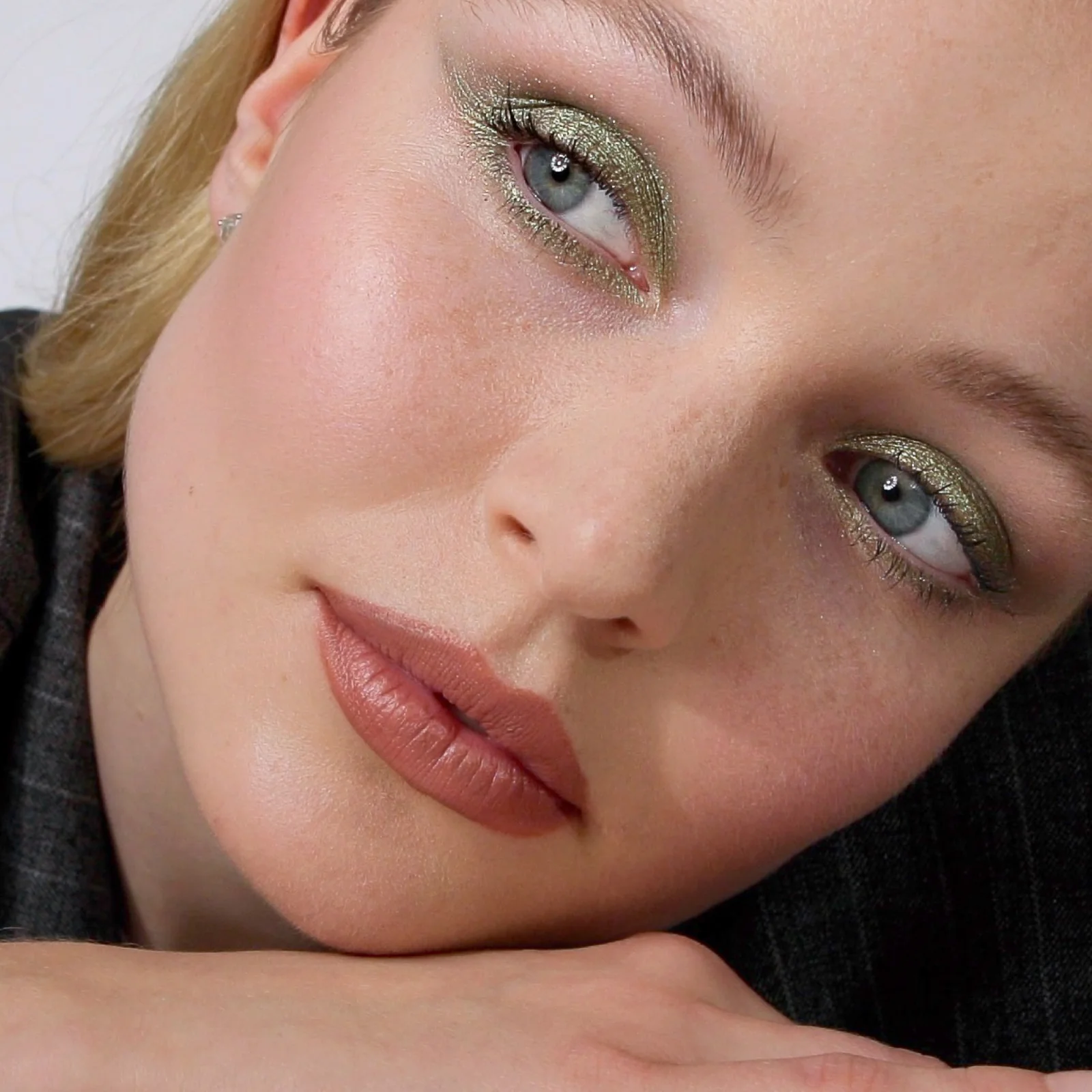 Velvet Love Eyeliner Pencil (Metallic Lime Quartz) - Image 2